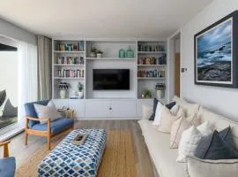 HIGH TIDE - Luxury 2 bed apartment with parking