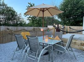 Sleeps 6 near the beach, hotel v destinácii Redruth