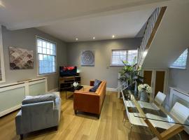 Luxury 3-bed Victorian Townhouse Hosted by Hutch Lifestyle, feriebolig i Leamington Spa