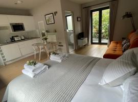 Studio Acorn private parking and garden, apartment in Royal Tunbridge Wells