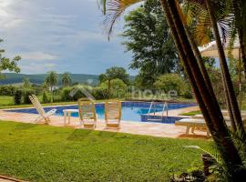 Casa em condomínio com piscina e acesso a represa, hotel en Itaí