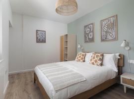Contemporary First Floor Apartment Central Penzance, hotel in Penzance