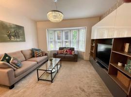 Modern 2 bed flat w parking, dog friendly, central, pet-friendly hotel in Bournemouth