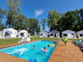 Lumi Resort Domki letniskowe z podgrzewanym basenem: Rewal şehrinde bir otel