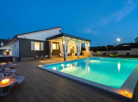 Villa Beauty with heated pool and jacuzzi, günstiges Hotel in Kanfanar