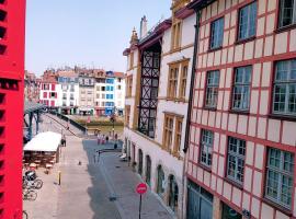 Carré des Halles Centre Historique, family hotel in Bayonne