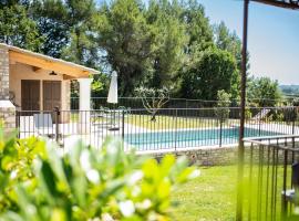 Bastide Toujours Dimanche, Maison de vacances avec vue & piscine privée, hotel cerca de Village des Bories, Gordes