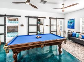 The Blue Fin House! Pool Table, Ocean View & Boardwalk to Beach, hotel a Port Aransas