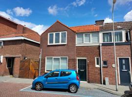 House with garden in the center close to the sea and Amsterdam, villa in Beverwijk