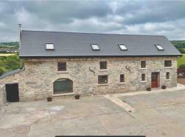 Tom Rocky’s Farmyard, hotel near Roscrea Castle and Damer House, Templemore