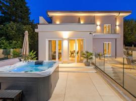 VILLA MAR - LUXURY APARTMENTS with pool and Deluxe apartment with hot tub in Selce, 20 meters from the beach, hotelli kohteessa Selce