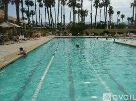 Palm Valley CC 2 Bdrms Den 2 Ba Lux Condo Best Location, hotel sa Palm Desert