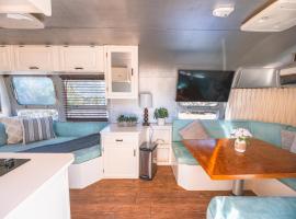 Secluded Airstream with Hot Tub, Wifi, BBQ, AC, hotel sa Fredericksburg