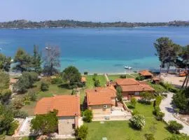 Villa Egeo - Beachfront Paradise, Private Beach, Starlink, BBQ