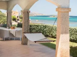 [La Conia Beach House]: Appartamento di Lusso con Terrazza sul Mare