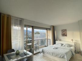 Cannes Marina Résidence Le Surcouf - Studio de 28m2 au 10ème étage avec piscine, terrasse, parking, vue montagne et port : Mandelieu-La Napoule, hotel in Mandelieu-la-Napoule