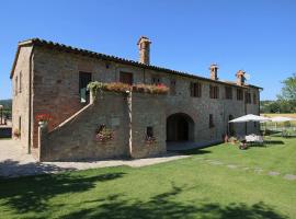 Apartment on farm amidst the Umbrian hills, hotel in Todi