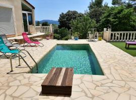 Villa charmante à Mérindol avec piscine privée, hotel in Mérindol