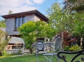 Au Refuge Des 3 Ours - Chambres d'hôtes et cabanes、Essuiles-Saint-Rimaultのゲストハウス