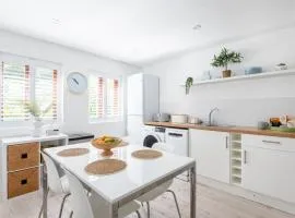 Hideaway - Exclusive marina development, town centre, with parking