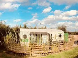 Green CargoPod at Lee Wick Farm Cottages & Glamping