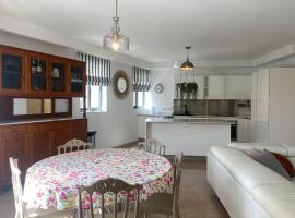Cozy 2 bedroom Apartment near Seafront: Gzira şehrinde bir kiralık sahil evi