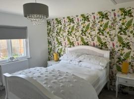 Corner Cottage with Private Parking Ten Minute Drive from Goodwood, пансион със закуска в Чичестър