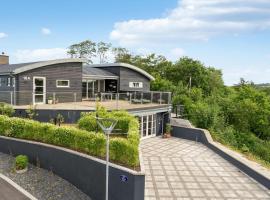 Stunning Home In Lgstrup With Wifi And 5 Bedrooms, hotel sa Løgstrup