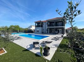 New & Modern Villa Freya with heated swimming pool, Murvica, hotell i Murvica