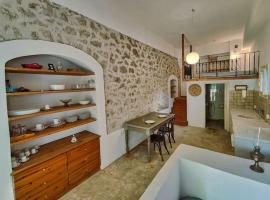 Στούντιο σε πέτρινο σπίτι, κοντά σε παραλία, hotel in Kyparissia
