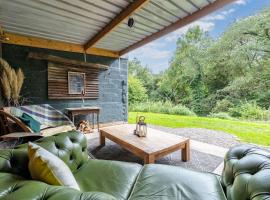 Cosy Cabin with Wildlife & Woodland Views, Hotel in Bromyard