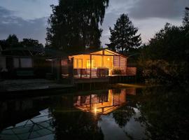 Rustig gelegen chalet Solvo met terras aan het water, cottage in Geel