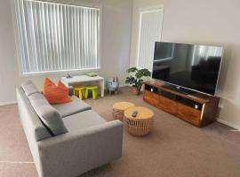 4BR House for Whole Family, hotel i nærheden af Rouse Hill Village Centre, Schofields
