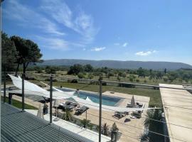 Les pins du Luberon, hotel with pools in Coustellet