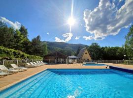 Village de chalets et camping La Pierre de l'Aigle, hotel económico em La Bréole