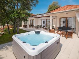 Luxury Glamping Bay Villas Porto Bus, holiday park in Bale