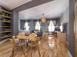 Romantic and spacious apartment in Riga Old Town, hotel in Rīga