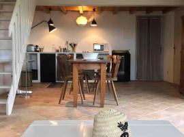 Uzès proche,charmant pied a terre avec terrasse, rental liburan di La Bastide-dʼEngras