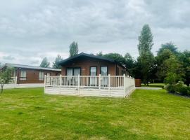 Lakeside View Lodge with Hot Tub, chalet i York