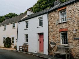 Cute and cosy 2 bed cottage in beautiful Solva, hotel with parking in Solva
