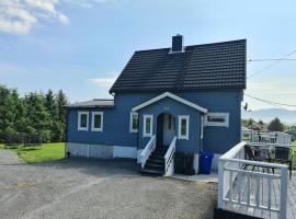 Koselig hus med hage i Herøy på Sunnmøre.、Røyraのバケーションレンタル