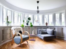 Bright apartment near city center, hotel in Reykjavík