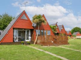 STYLISH CHALET with SEA VIEWS at Kingsdown Park with Swimming POOL, cabin in Kingsdown