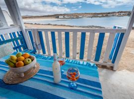 Cabin in front of idyllic majanicho beach, hotel en Majanicho