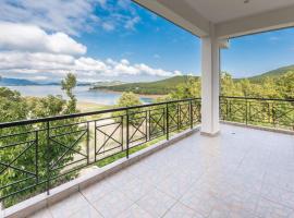 Vaios Villa LakeView, apartamento en Ágios Athanásios