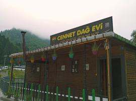 CENNET DAĞ EVİ، فندق في آيدر يايلاسِه