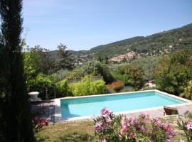 Charmant logement provençal avec piscine à deux pas du village médieval, overnattingssted i Seillans