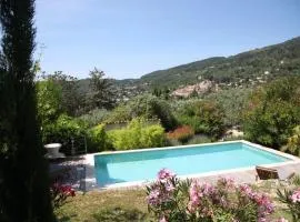 Charmant logement provençal avec piscine à deux pas du village médieval