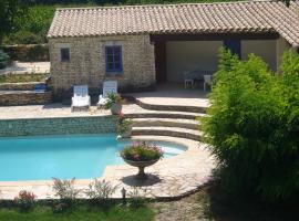 Goult (LUBERON) A 150 m de la piste cyclable Maison en campagne avec Gde piscine, Hotel in Goult