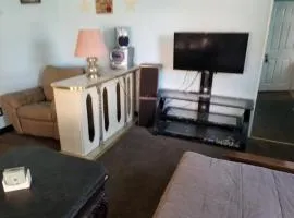 ARMANI MANOR rustic spacious 2br unit 1